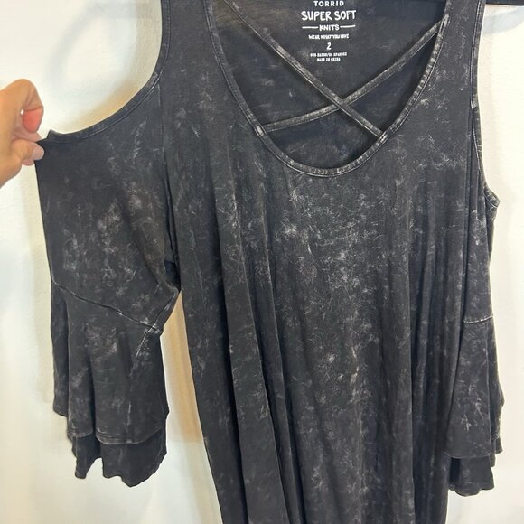 NWT Torrid 2 2X Super Soft Scoop Neck Strappy Cold Shoulder Sharkbite Hem Top - Picture 4 of 11